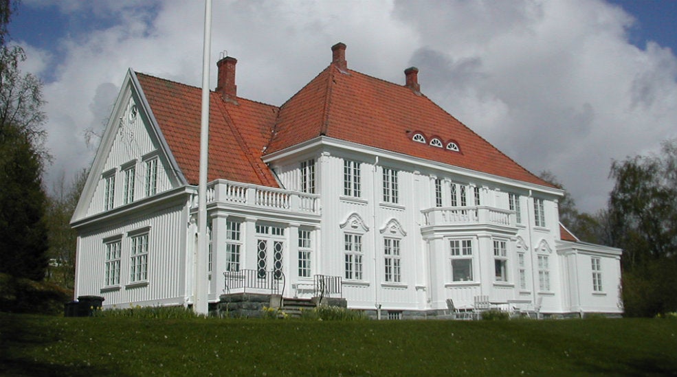 Selskap i herskapelige omgivelser